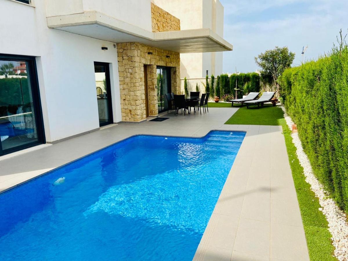 Luxury Villa With Private Pool Рохалес Екстериор снимка
