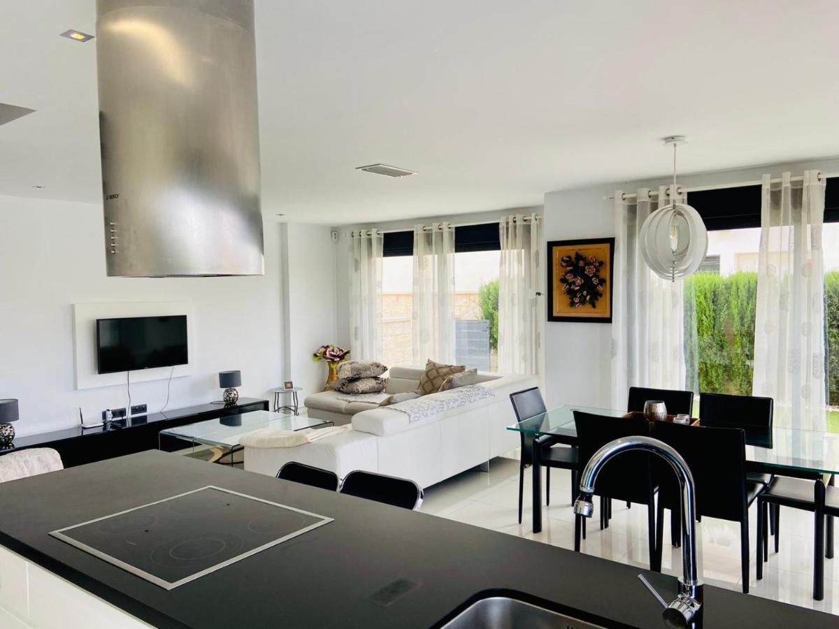 Luxury Villa With Private Pool Рохалес Екстериор снимка
